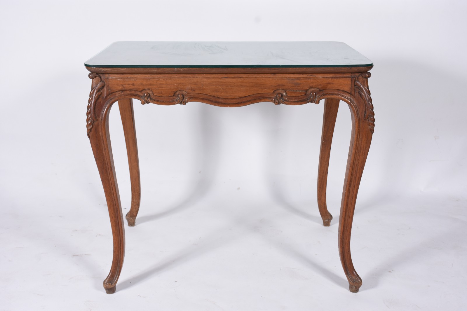 Mesa de apresentação de madeira nobre, saia recortada, pernas... - foto 3 de 4