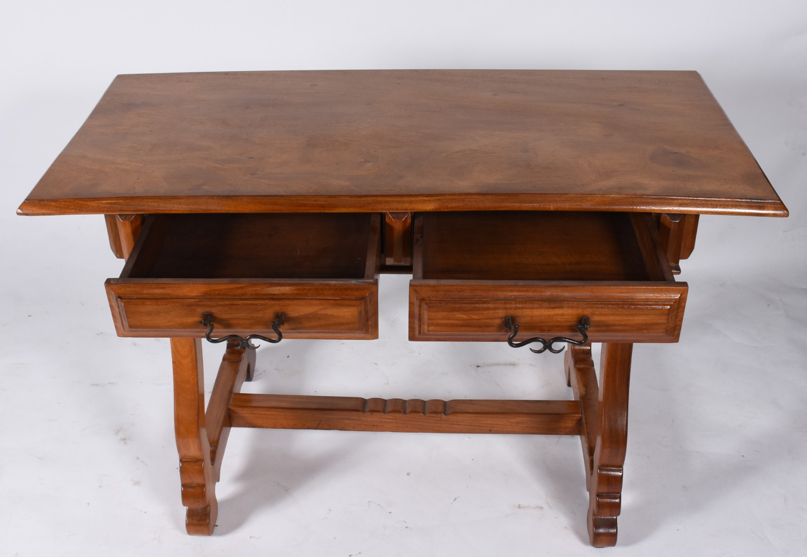 Mesa de madeira nobre com 2 gavetas, pernas recortadas ligadas por... - foto 4 de 8