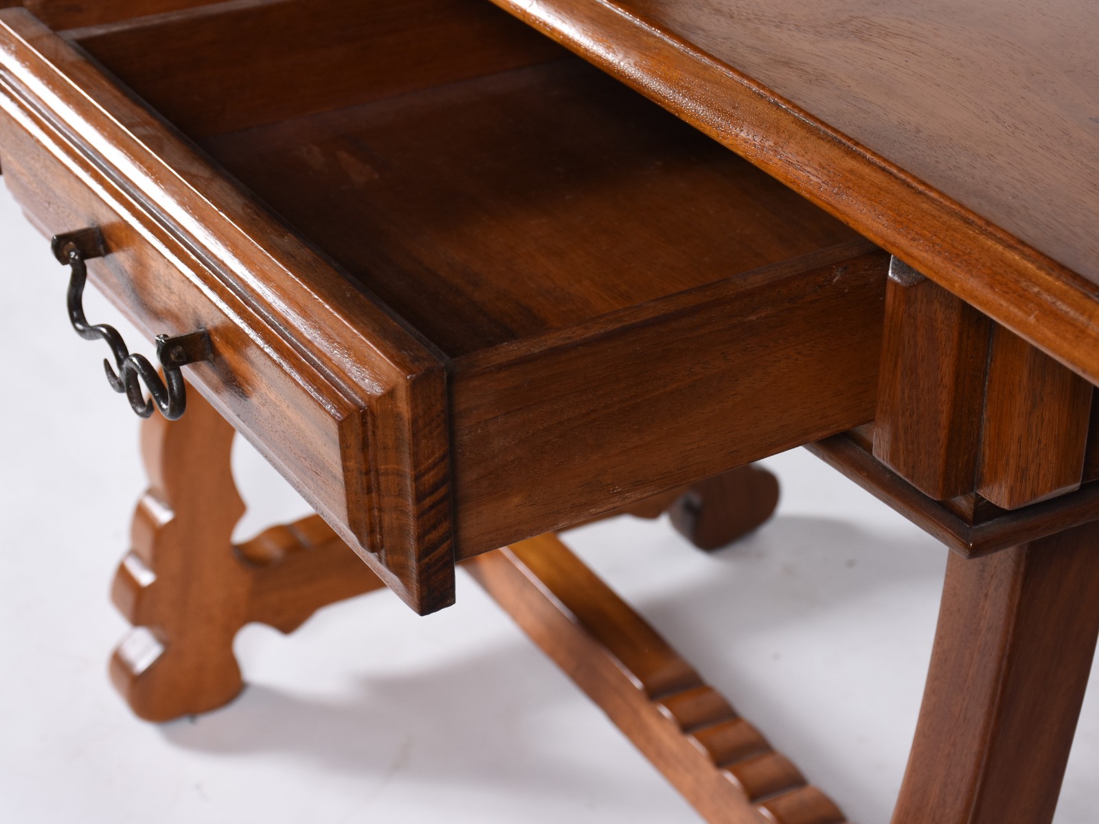 Mesa de madeira nobre com 2 gavetas, pernas recortadas ligadas por... - foto 6 de 8