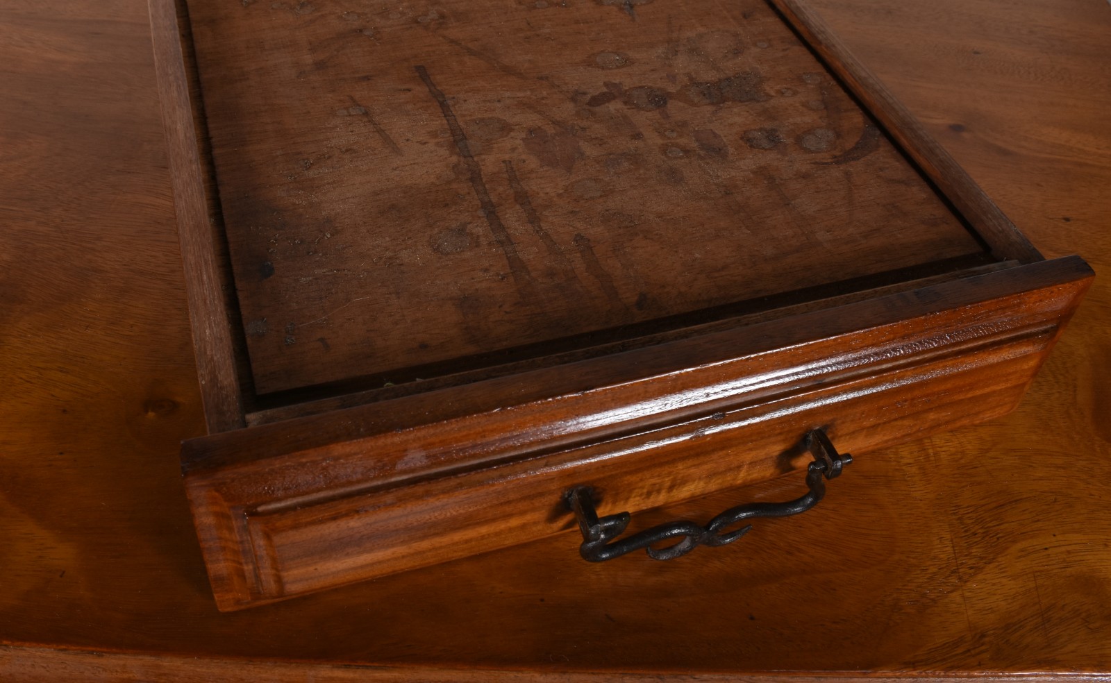 Mesa de madeira nobre com 2 gavetas, pernas recortadas ligadas por... - foto 7 de 8