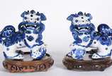 Par de antigas esculturas de porcelana chinesa ... - Par de antigas esculturas de porcelana chinesa azul e branca representado "Casal de cães de Fó",  conhecidos como os guardiões do tempo, no qual...