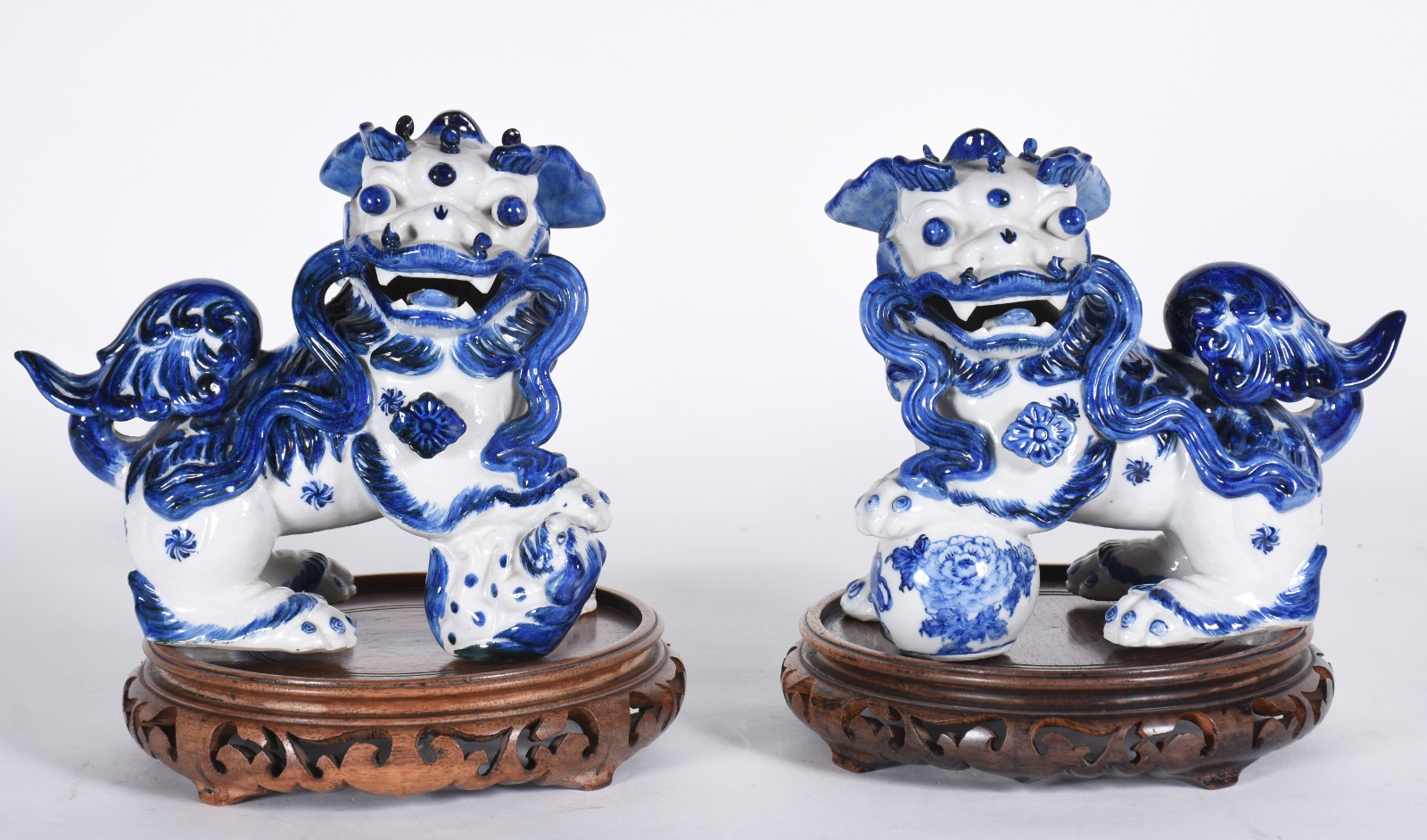 Par de antigas esculturas de porcelana chinesa azul e branca... - foto 3 de 9