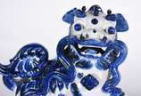 Par de antigas esculturas de porcelana chinesa ... - Par de antigas esculturas de porcelana chinesa azul e branca representado "Casal de cães de Fó",  conhecidos como os guardiões do tempo, no qual...
