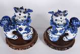 Par de antigas esculturas de porcelana chinesa ... - Par de antigas esculturas de porcelana chinesa azul e branca representado "Casal de cães de Fó",  conhecidos como os guardiões do tempo, no qual...