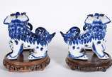 Par de antigas esculturas de porcelana chinesa ... - Par de antigas esculturas de porcelana chinesa azul e branca representado "Casal de cães de Fó",  conhecidos como os guardiões do tempo, no qual...