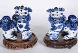 Par de antigas esculturas de porcelana chinesa ... - Par de antigas esculturas de porcelana chinesa azul e branca representado "Casal de cães de Fó",  conhecidos como os guardiões do tempo, no qual...