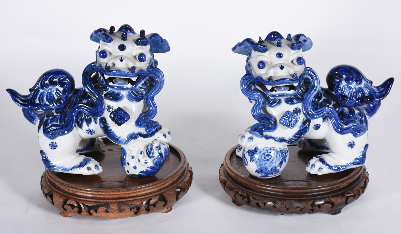 Par de antigas esculturas de porcelana chinesa azul e branca... - foto 7 de 9