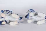 Par de antigas esculturas de porcelana chinesa ... - Par de antigas esculturas de porcelana chinesa azul e branca representado "Casal de cães de Fó",  conhecidos como os guardiões do tempo, no qual...