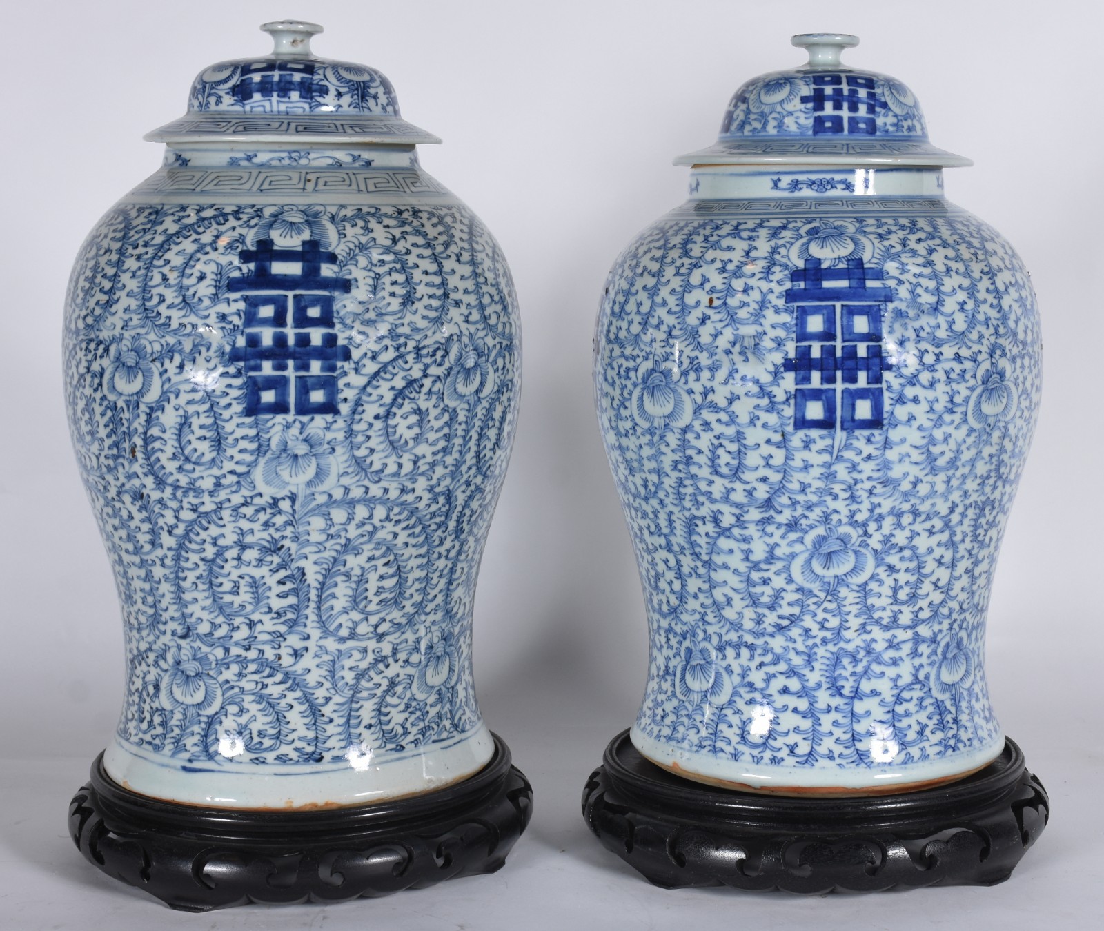 Par de potiches de formato balaústre em porcelana chinesa, decorados... - foto 1 de 11