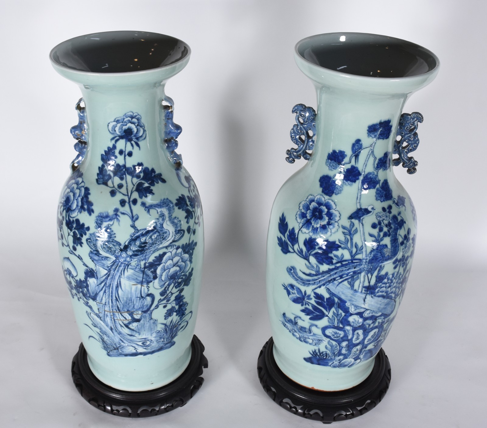 Par de grandes vasos de formato balaústre, com bordas levemente... - foto 2 de 11