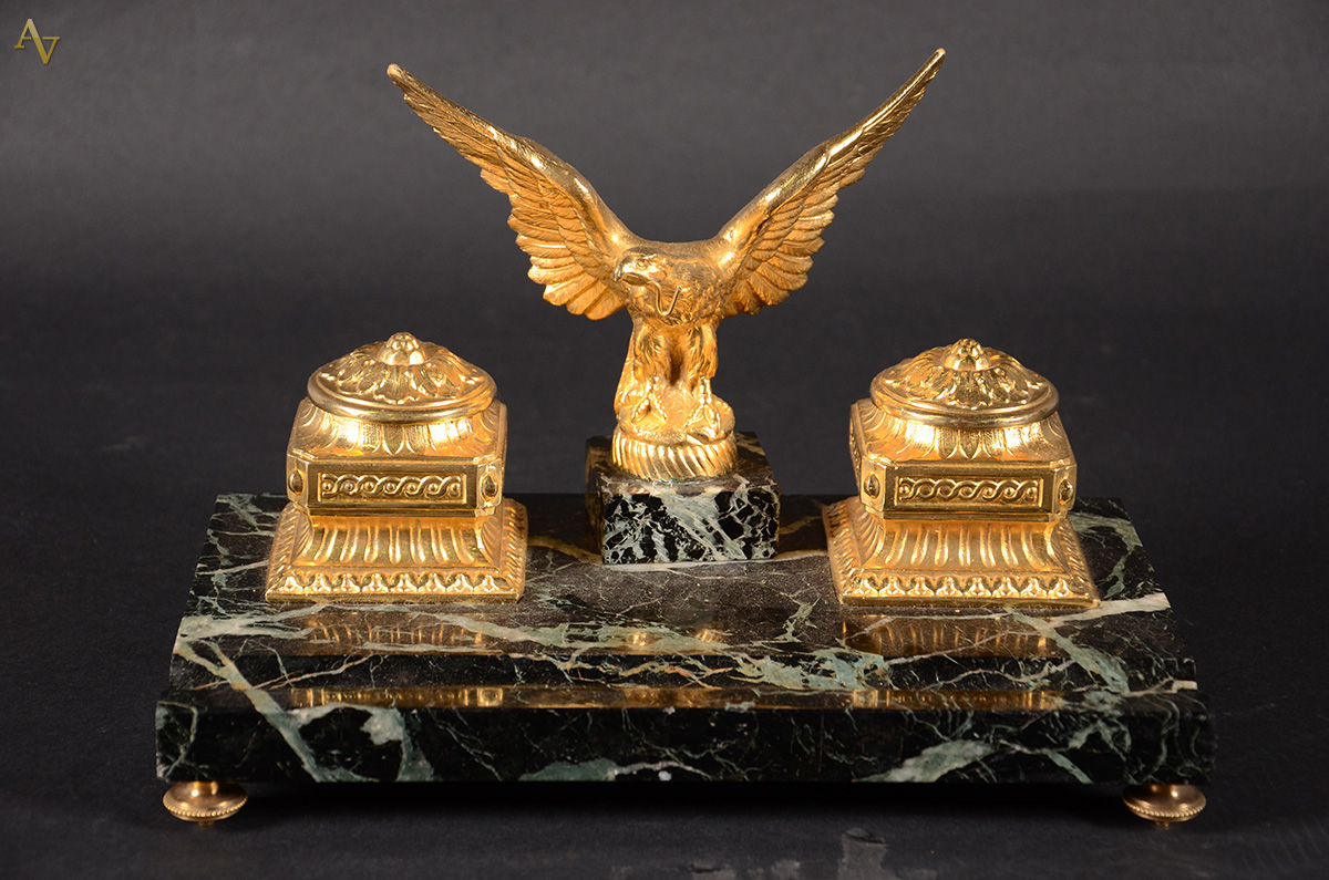 Tinteiro de bronze ormulu com figura de águia e base de mármore verde...