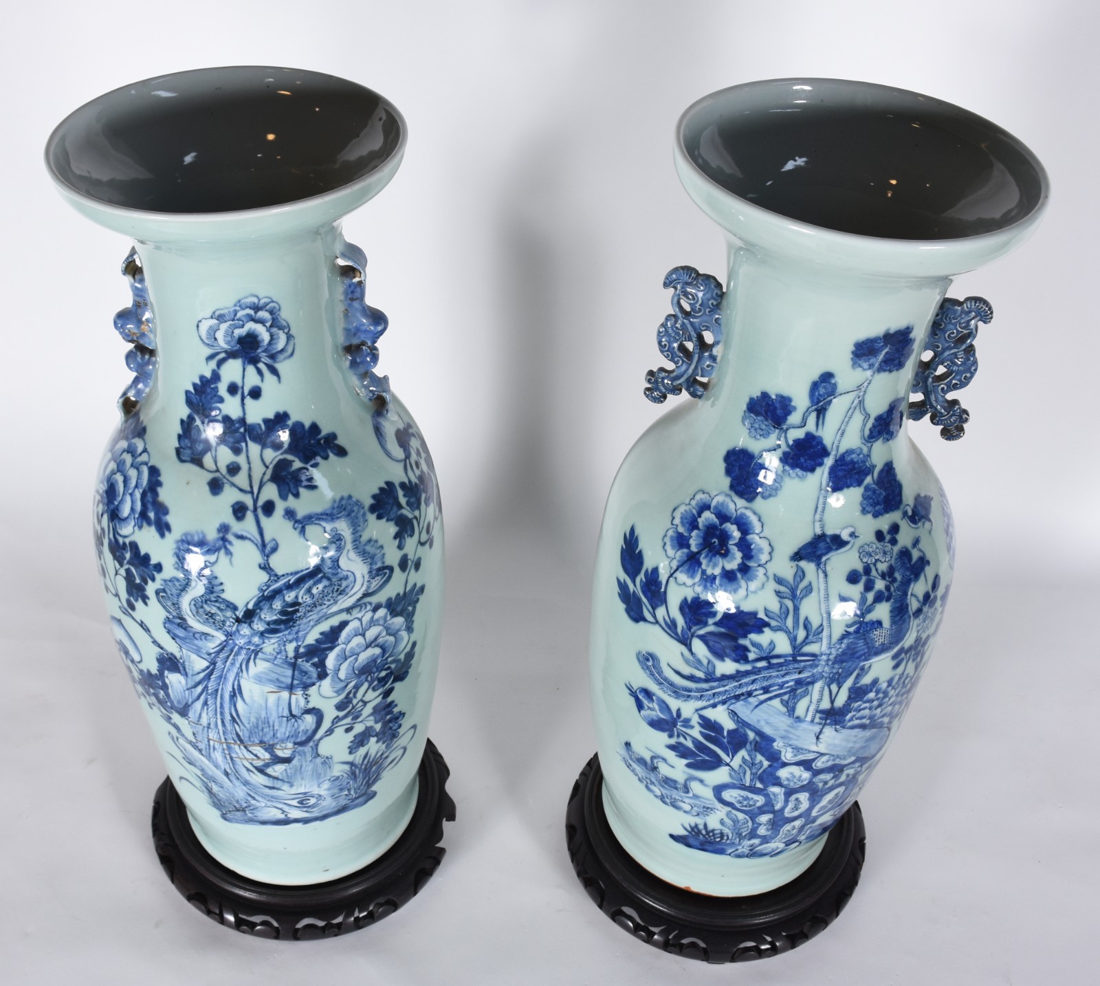 Par de grandes vasos de formato balaústre, com bordas levemente... - foto 3 de 11