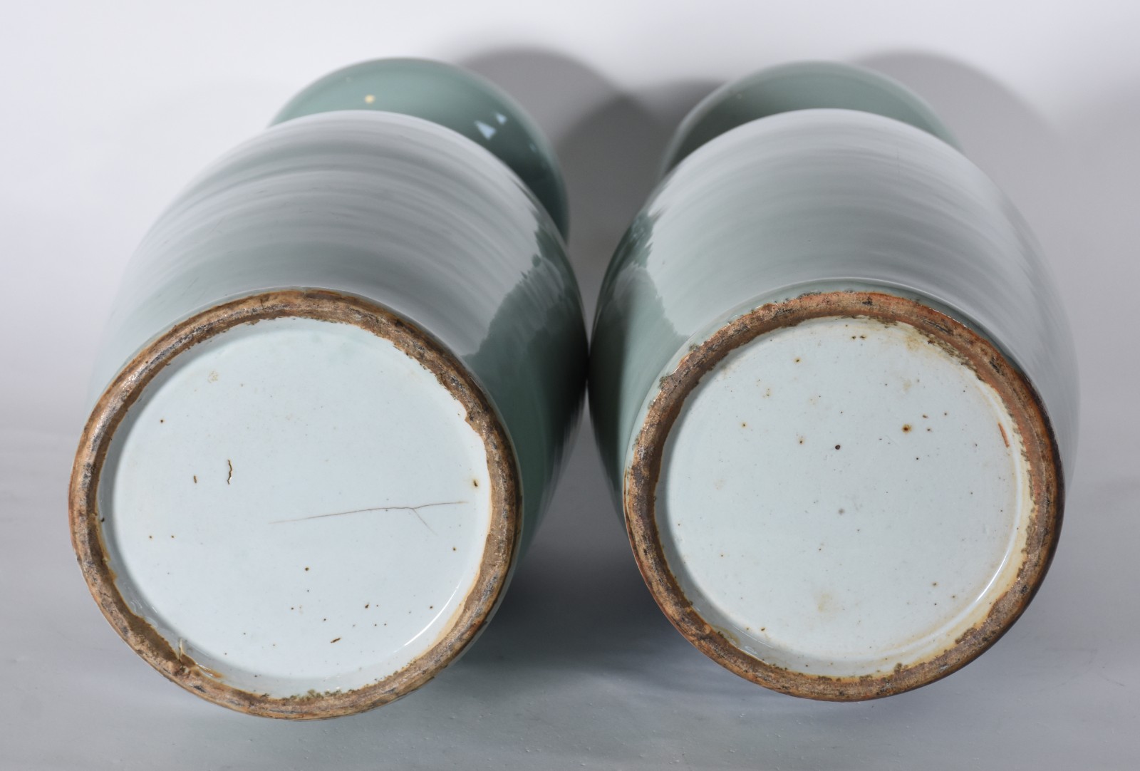 Par de grandes vasos de formato balaústre, com bordas levemente... - foto 7 de 11