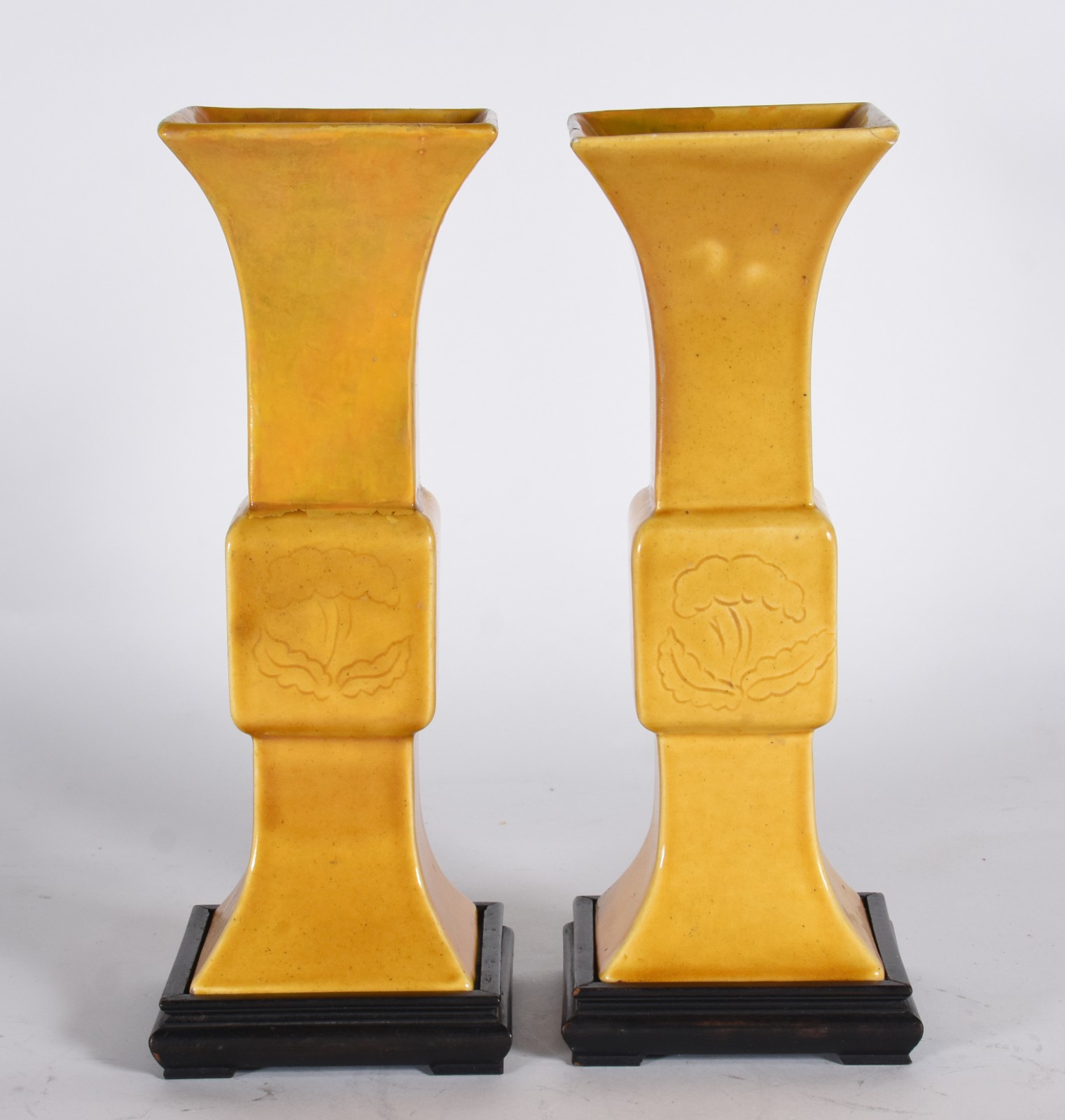 Par de vasos de cerâmica amarela, ambos com restauro. - foto 1 de 7