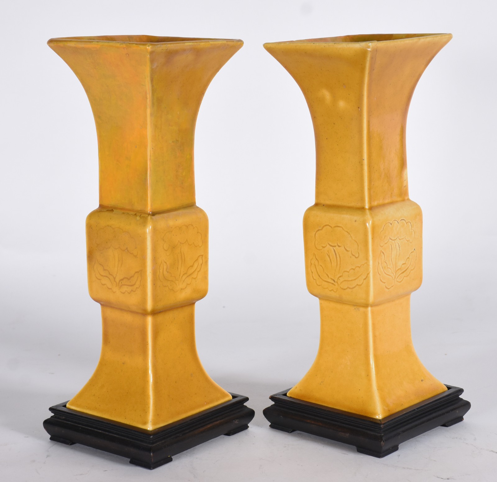 Par de vasos de cerâmica amarela, ambos com restauro. - foto 2 de 7