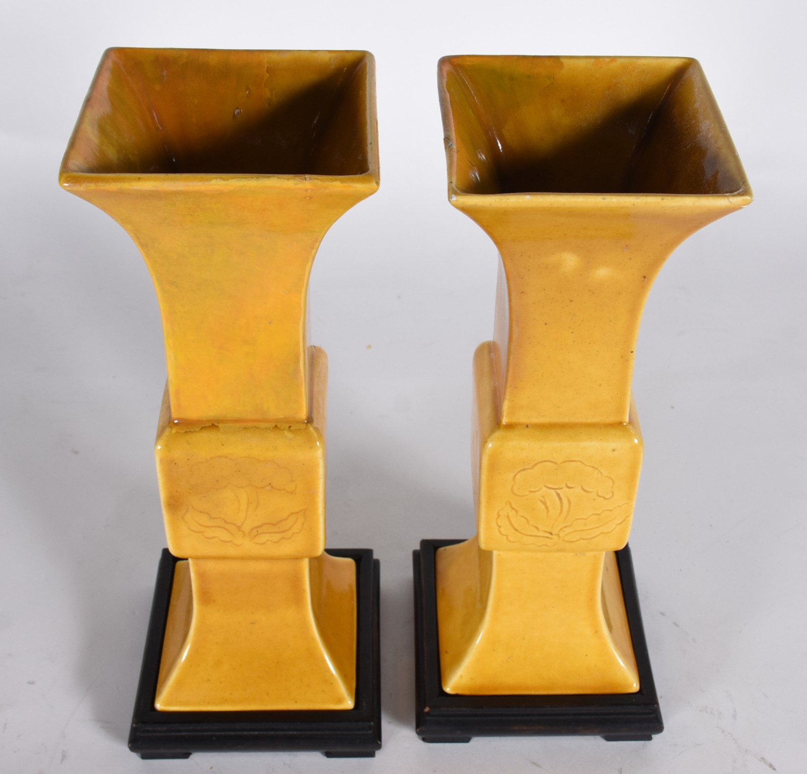 Par de vasos de cerâmica amarela, ambos com restauro. - foto 3 de 7