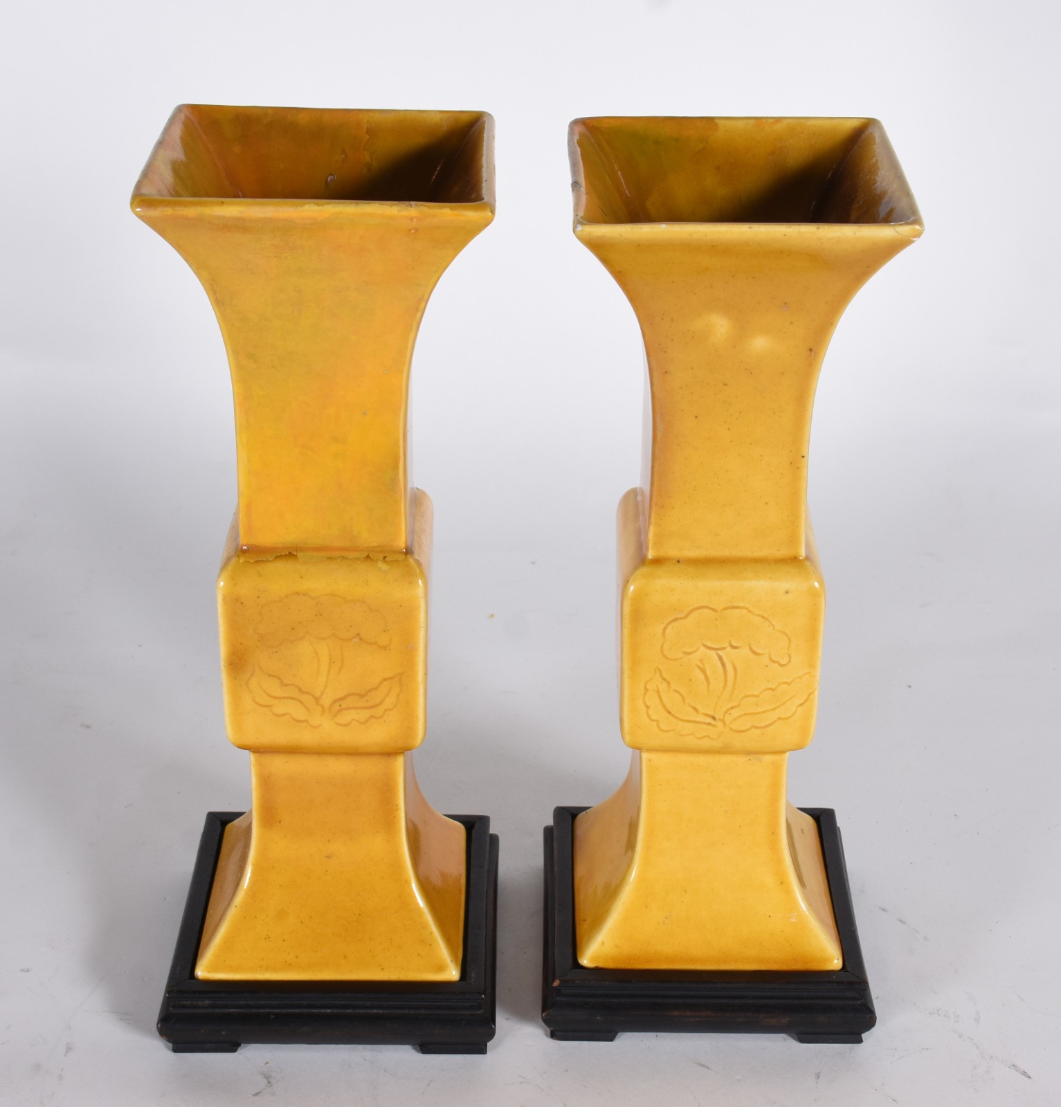 Par de vasos de cerâmica amarela, ambos com restauro. - foto 4 de 7