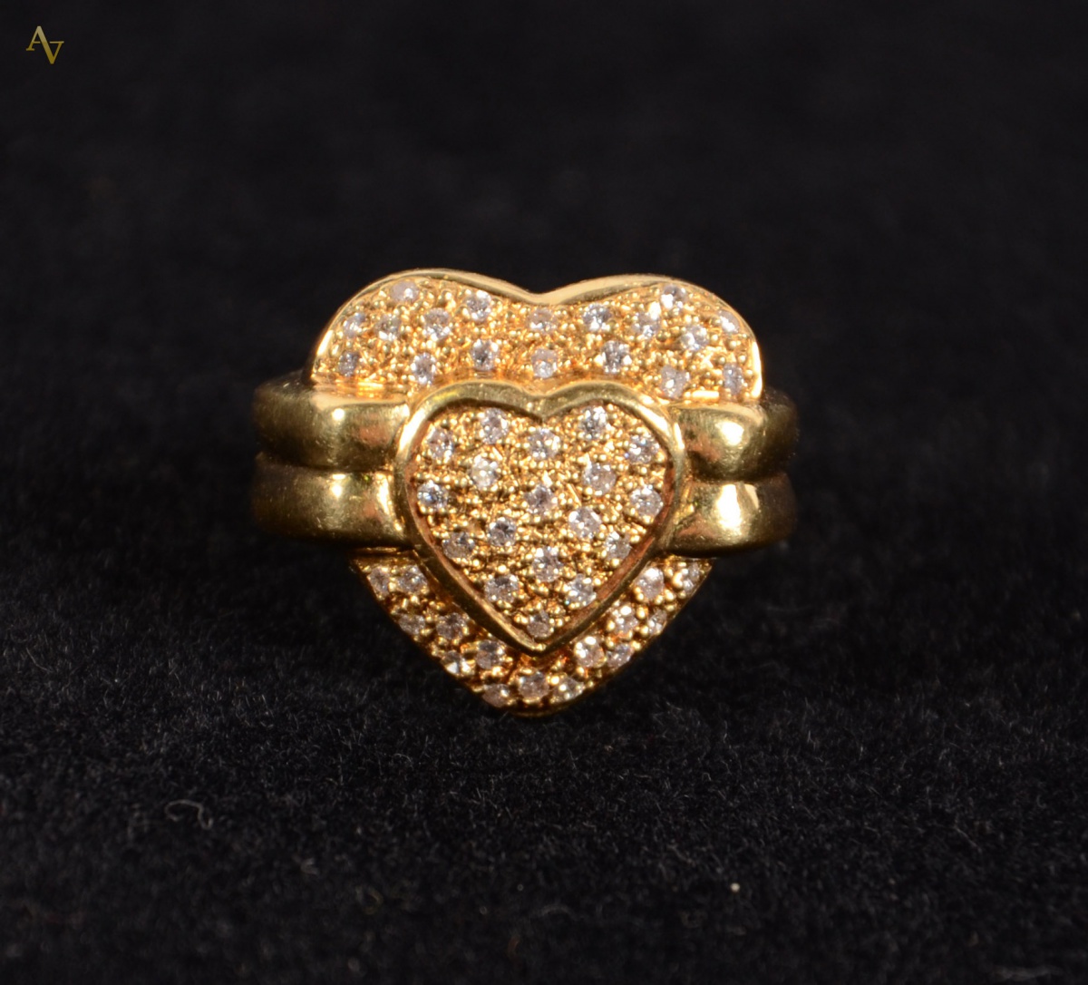 Anel de ouro 18 k no formato de coração com 52 brilhantes. Peso - 10...