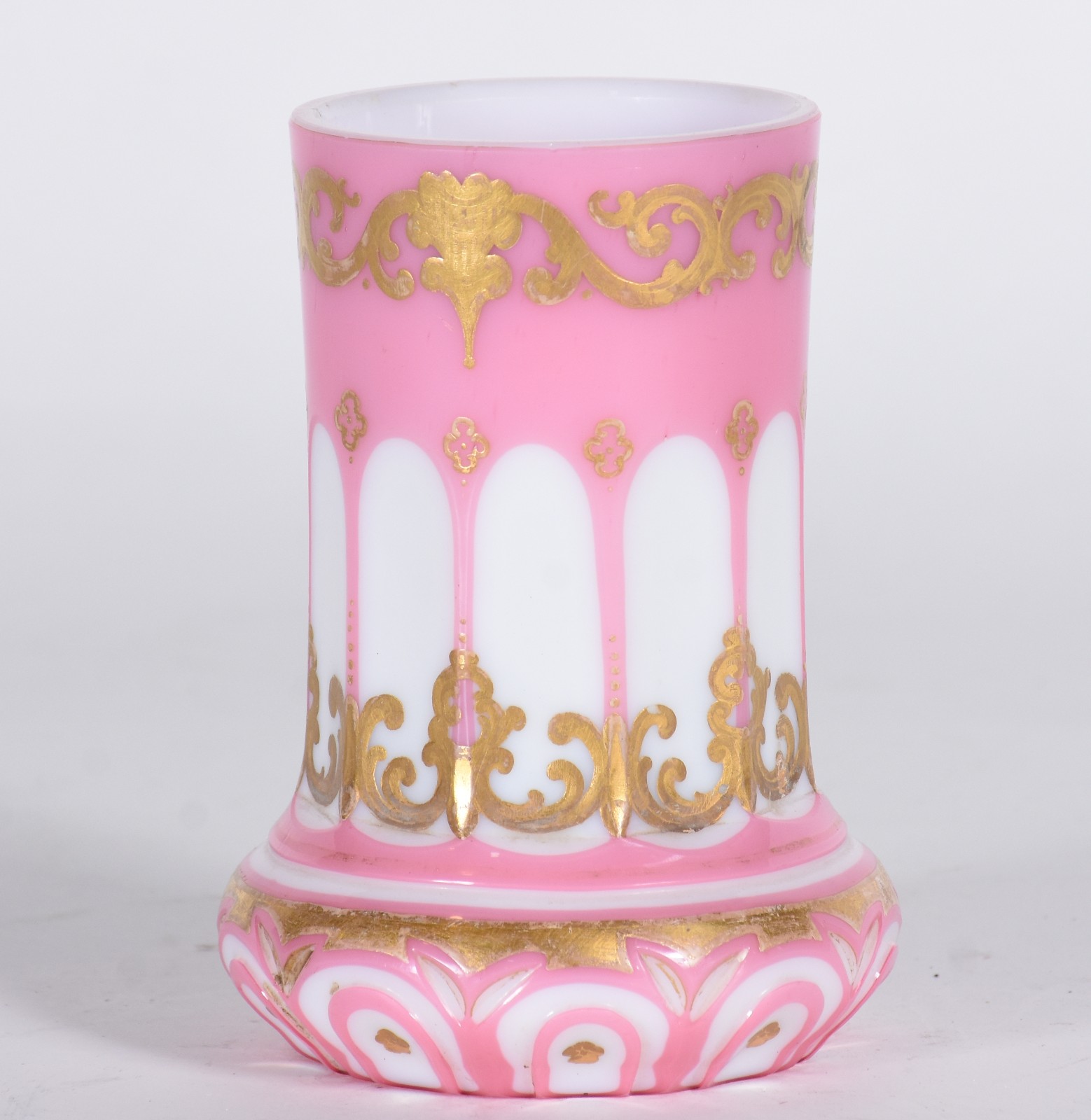 Vaso de opalina francesa na cor rosa com gomos brancos e guirlandas... - foto 1 de 6