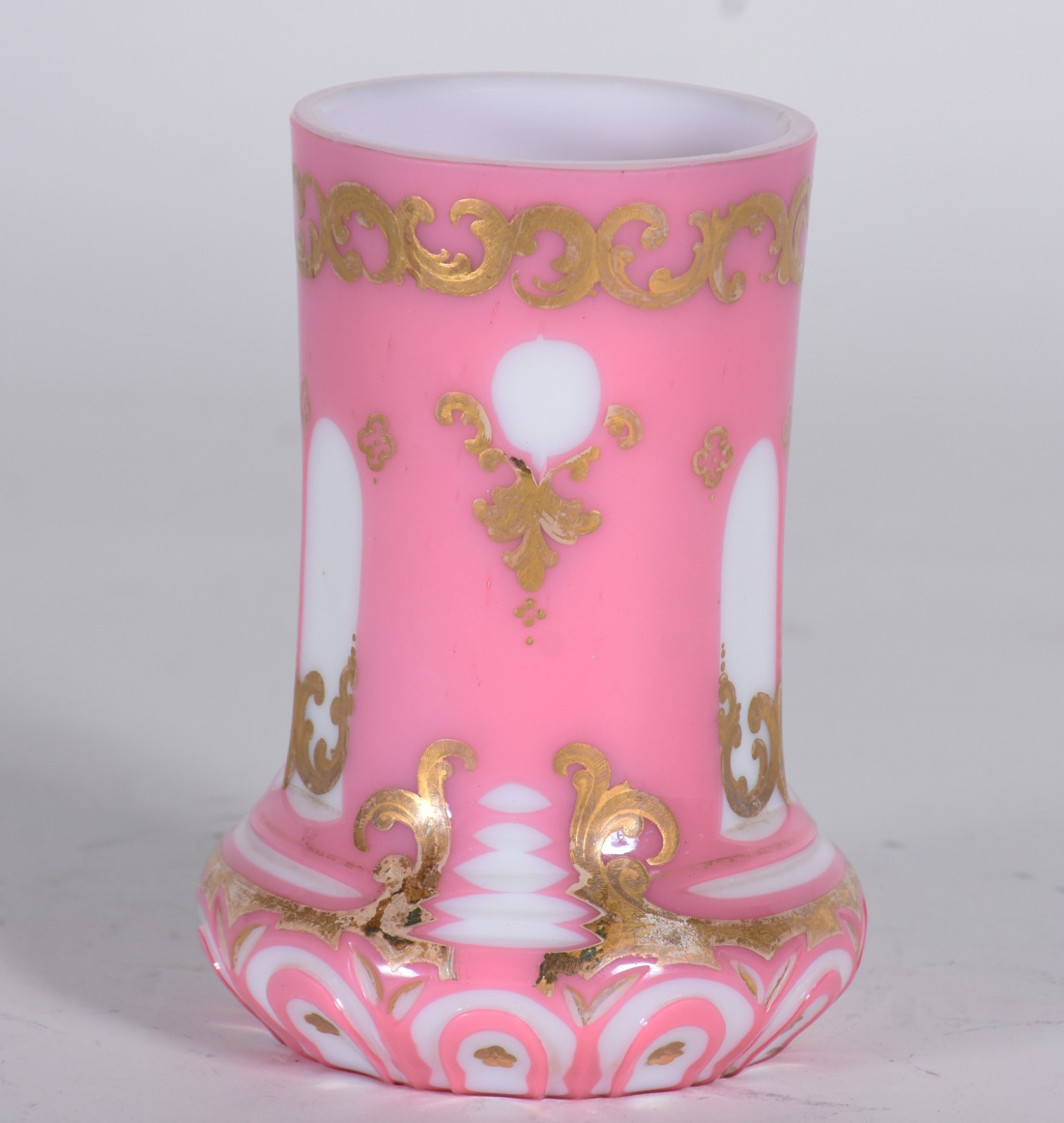Vaso de opalina francesa na cor rosa com gomos brancos e guirlandas... - foto 2 de 6