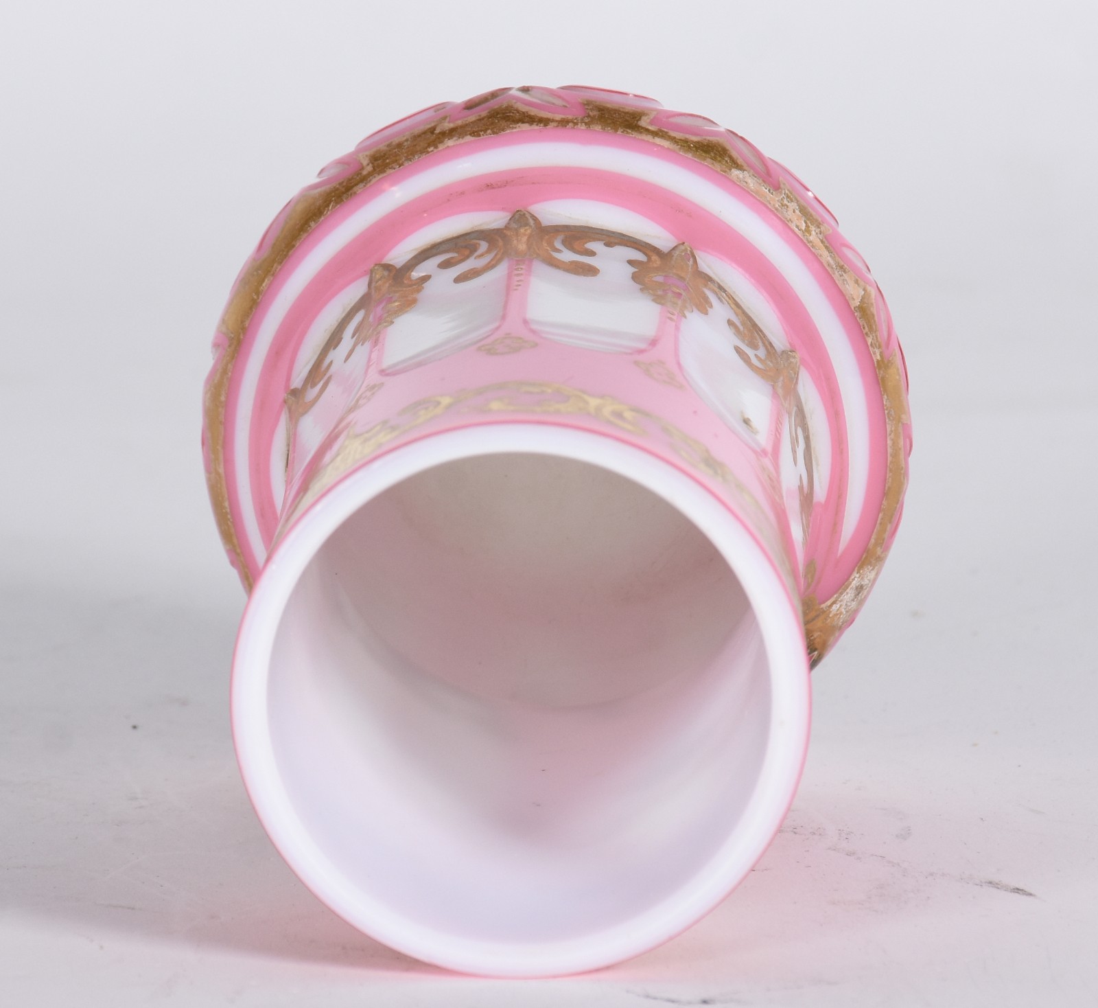 Vaso de opalina francesa na cor rosa com gomos brancos e guirlandas... - foto 3 de 6