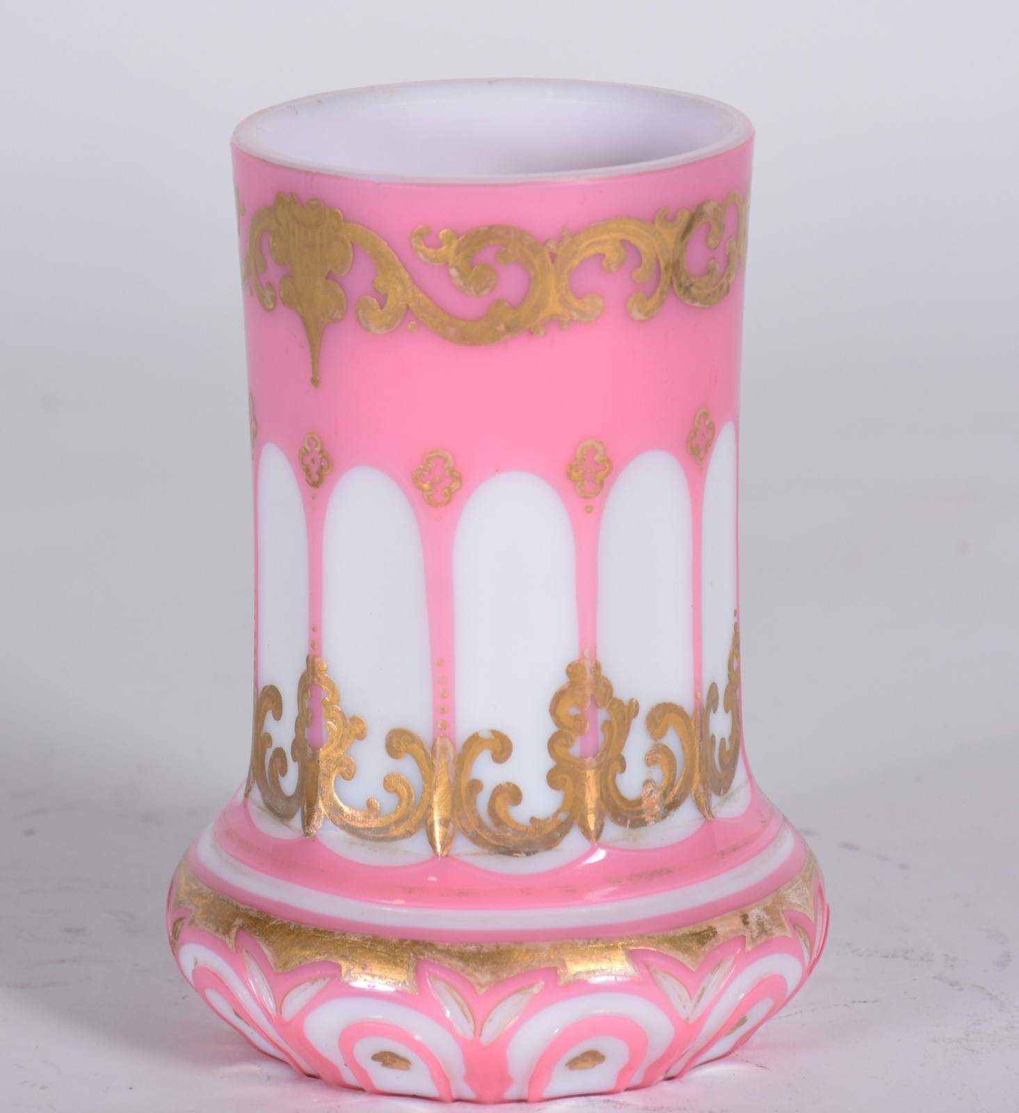 Vaso de opalina francesa na cor rosa com gomos brancos e guirlandas... - foto 4 de 6