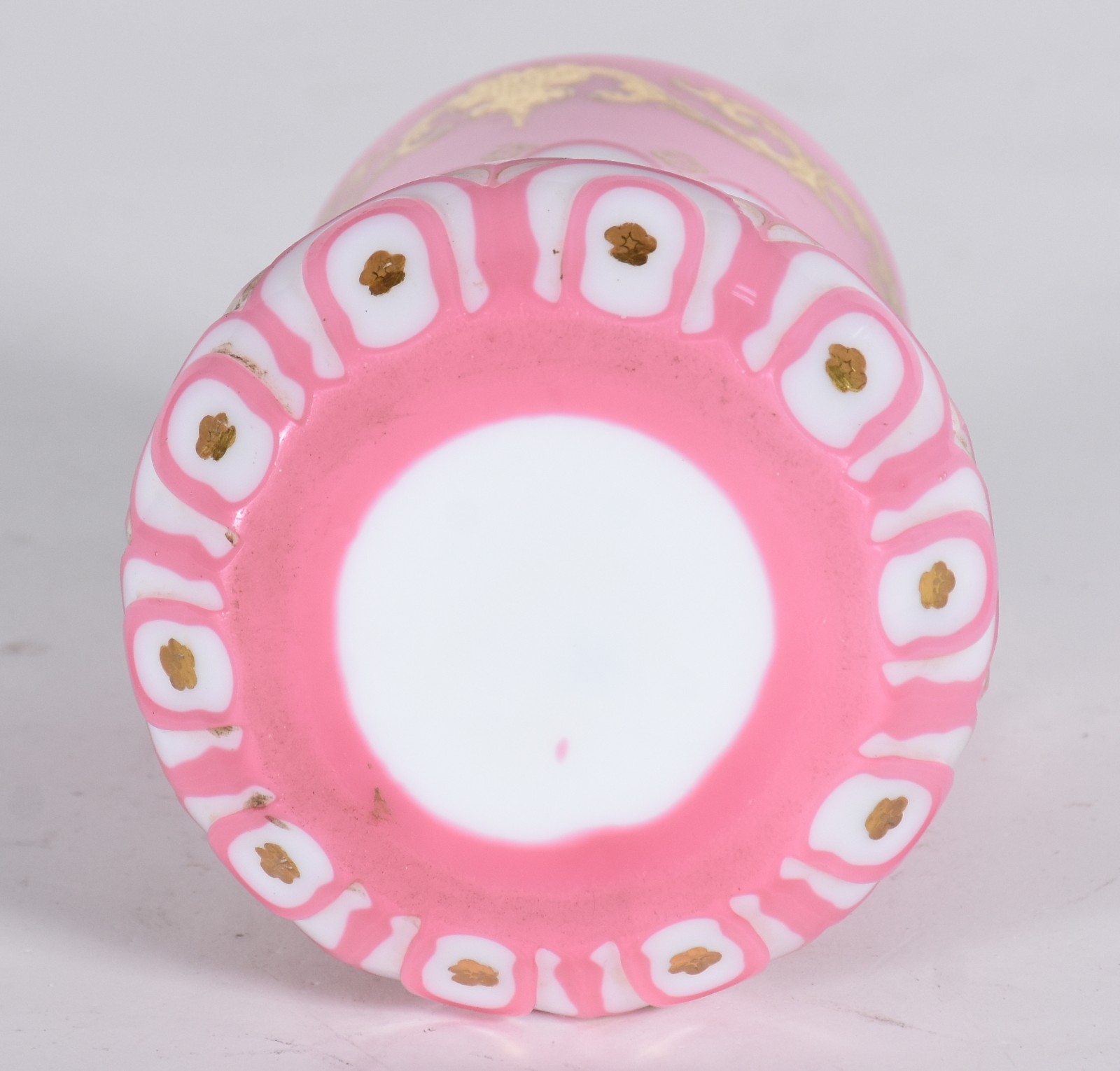 Vaso de opalina francesa na cor rosa com gomos brancos e guirlandas... - foto 5 de 6