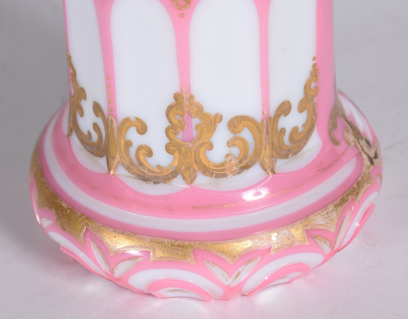 Vaso de opalina francesa na cor rosa com gomos brancos e guirlandas... - foto 6 de 6