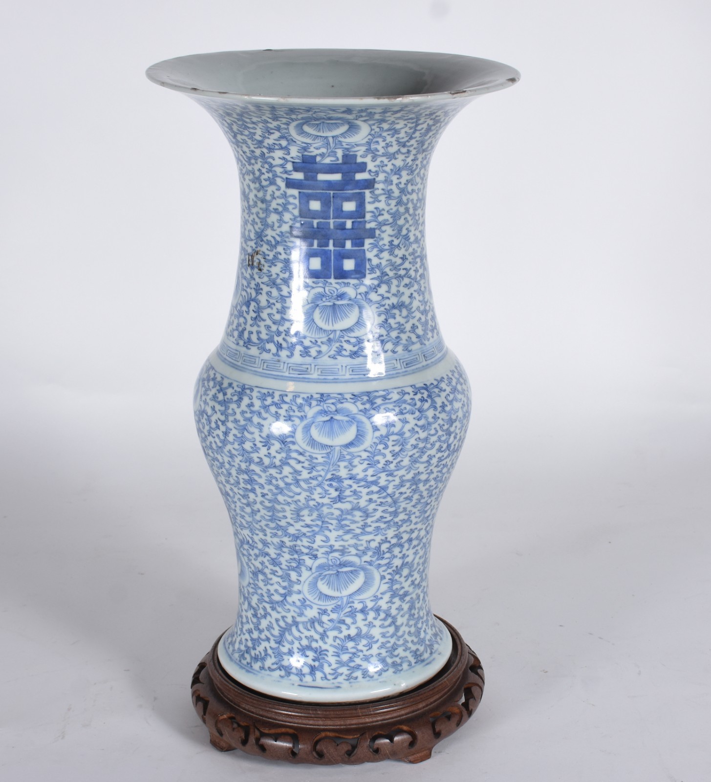 Vaso de porcelana chinesa na cor azul e branco com ideograma da dupla... - foto 1 de 7