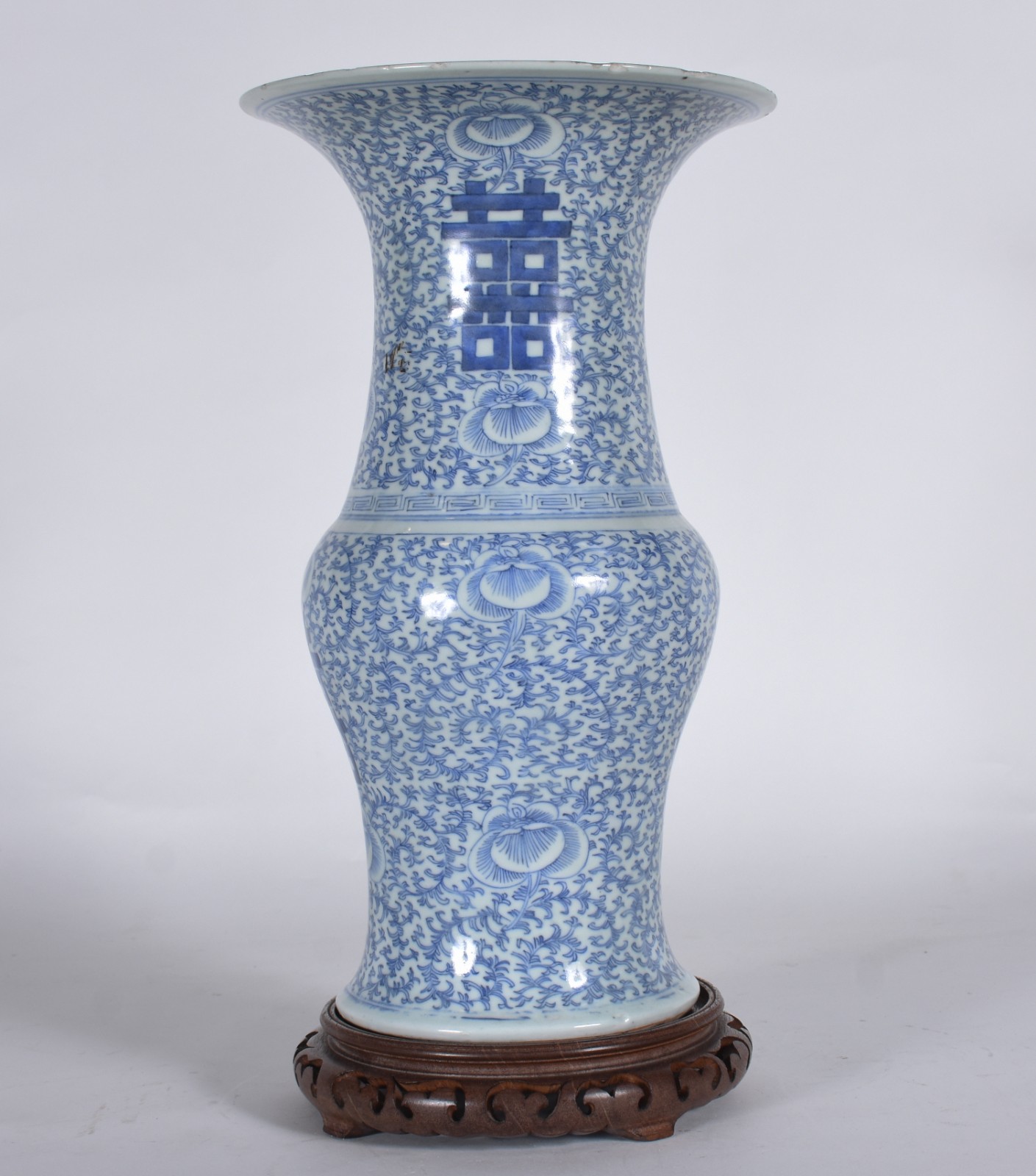 Vaso de porcelana chinesa na cor azul e branco com ideograma da dupla... - foto 2 de 7