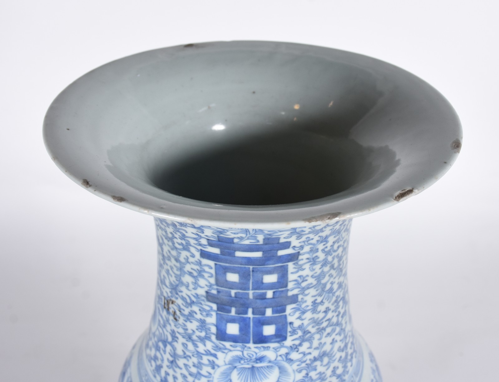Vaso de porcelana chinesa na cor azul e branco com ideograma da dupla... - foto 3 de 7