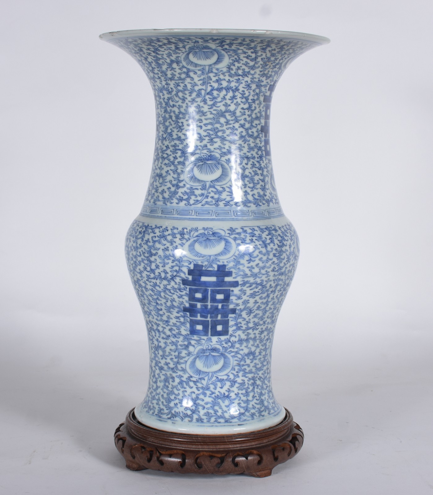 Vaso de porcelana chinesa na cor azul e branco com ideograma da dupla... - foto 4 de 7