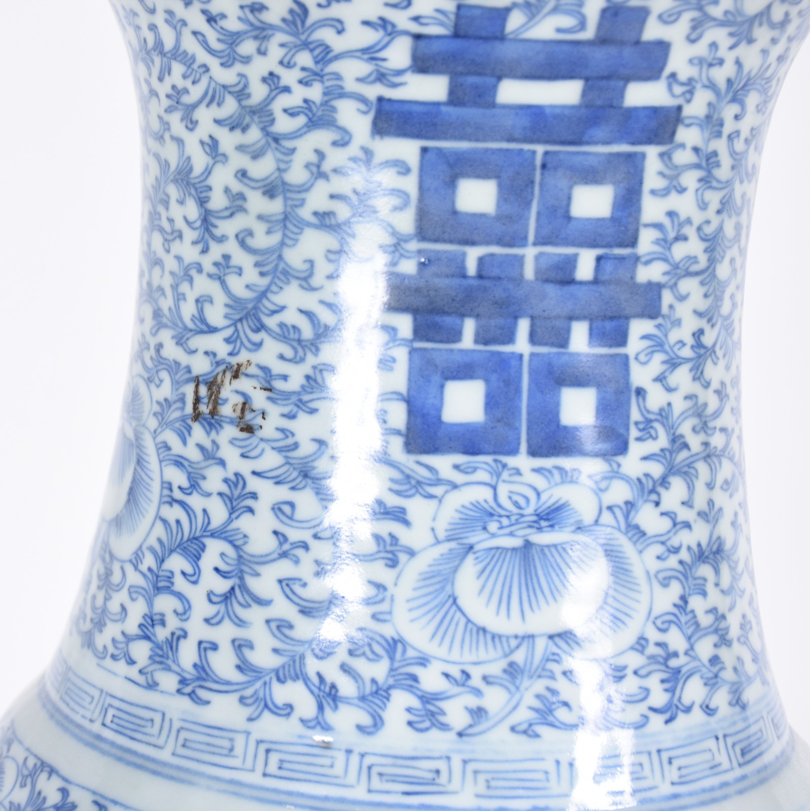 Vaso de porcelana chinesa na cor azul e branco com ideograma da dupla... - foto 5 de 7
