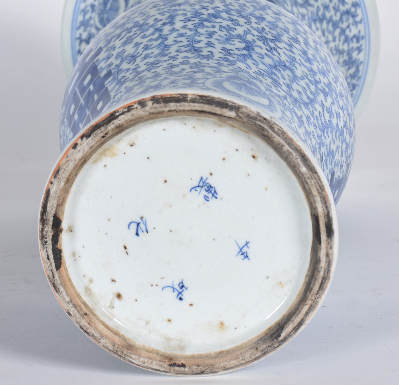 Vaso de porcelana chinesa na cor azul e branco com ideograma da dupla... - foto 6 de 7