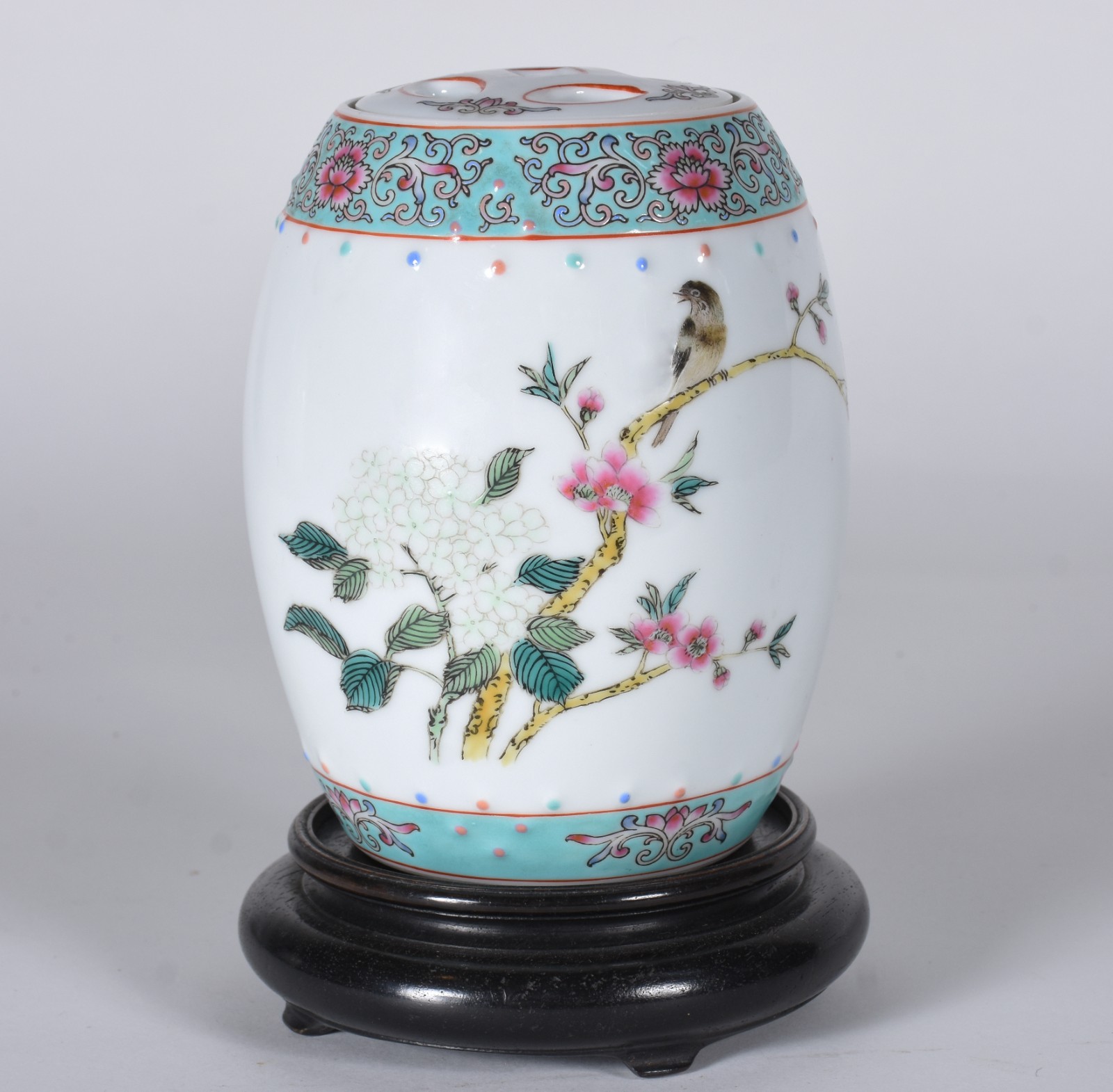 Potiche de porcelana chinesa decorado com pássaro e flores em... - foto 1 de 6