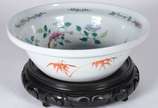 Bacia circular em porcelana chinesa, com bordas... - Bacia circular em porcelana chinesa, com bordas reviradas, ornada em policromia com arranjos florais e laterais externas com folhas de bambu est...