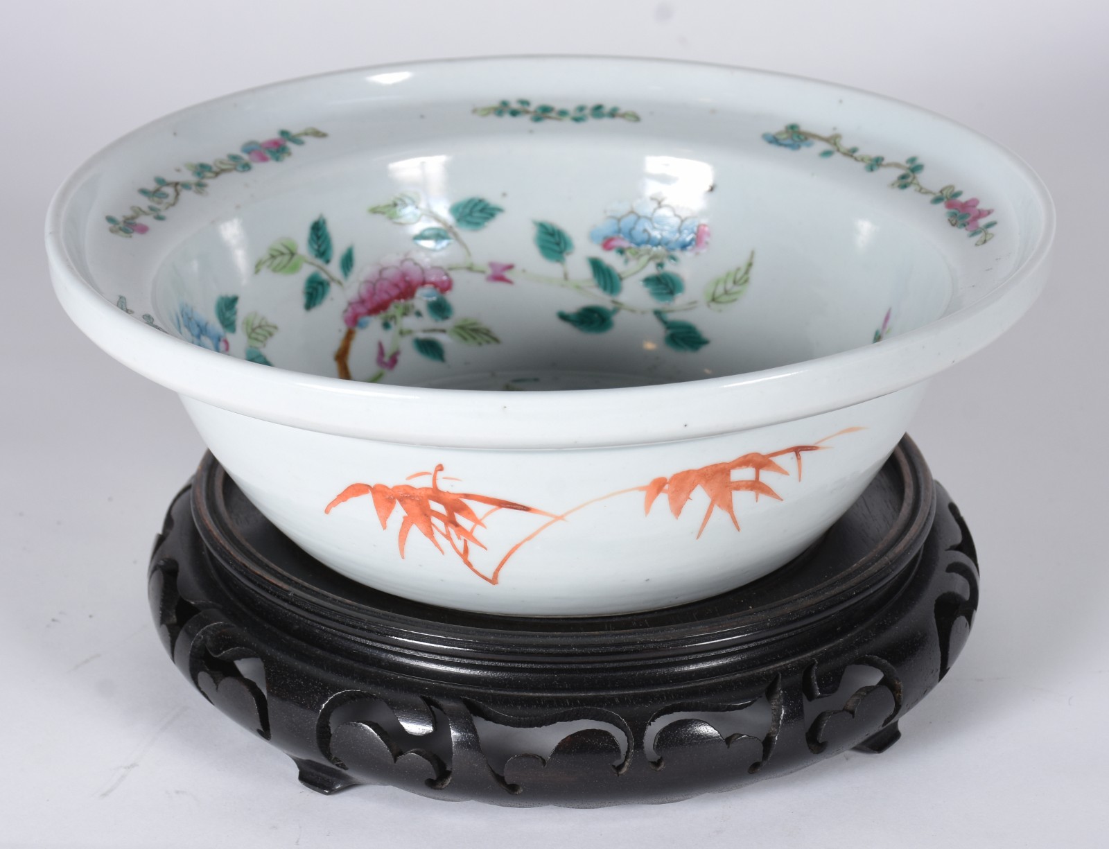 Bacia circular em porcelana chinesa, com bordas reviradas, ornada em... - foto 1 de 5