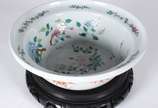 Bacia circular em porcelana chinesa, com bordas... - Bacia circular em porcelana chinesa, com bordas reviradas, ornada em policromia com arranjos florais e laterais externas com folhas de bambu est...