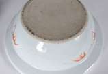 Bacia circular em porcelana chinesa, com bordas... - Bacia circular em porcelana chinesa, com bordas reviradas, ornada em policromia com arranjos florais e laterais externas com folhas de bambu est...