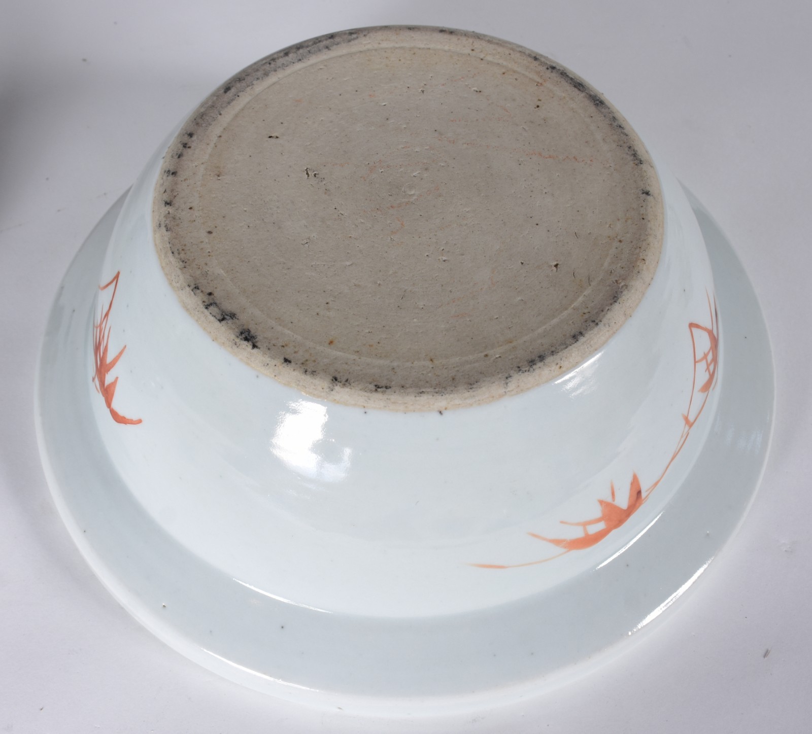 Bacia circular em porcelana chinesa, com bordas reviradas, ornada em... - foto 4 de 5