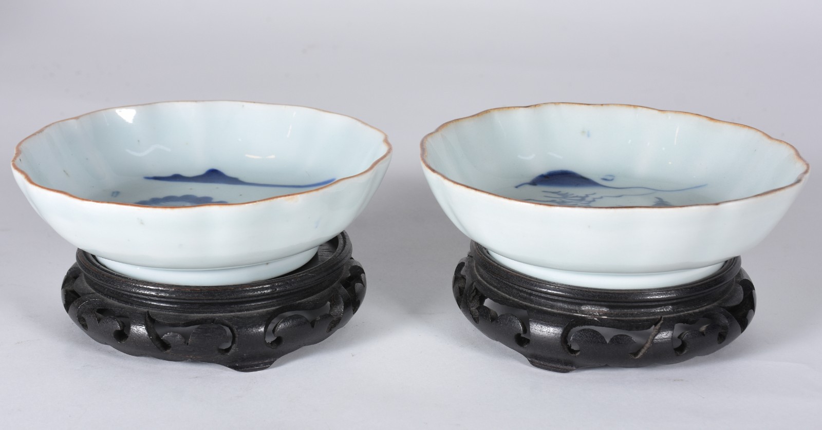 Par de bowls de porcelana chinesa decorados com paisagens e pagodes... - foto 2 de 4