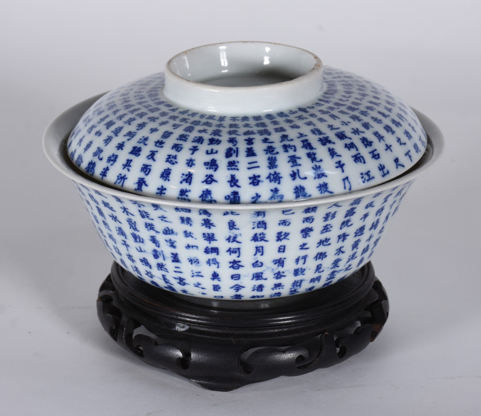 Bowl com tampa de porcelana chinesa azul e branca, marcas na base... - foto 1 de 6