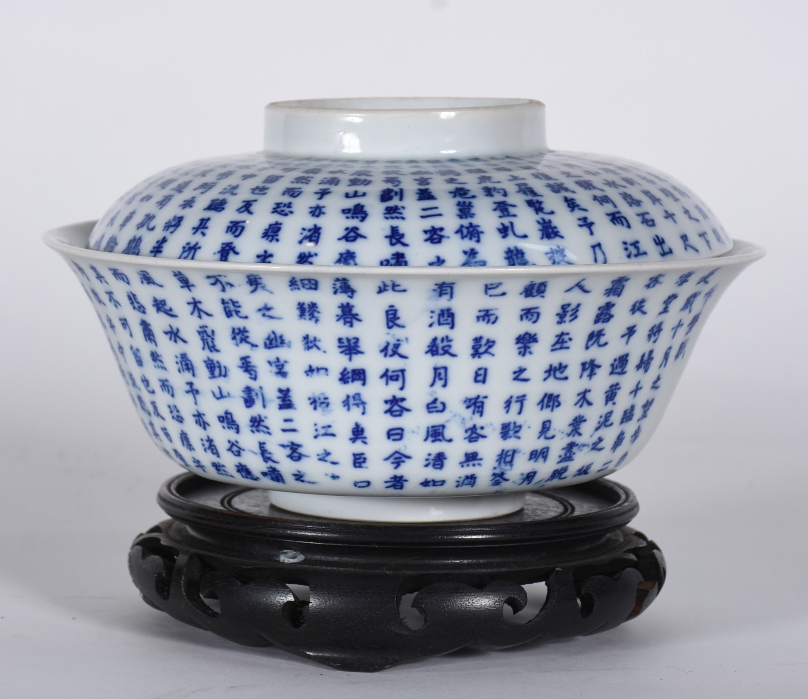 Bowl com tampa de porcelana chinesa azul e branca, marcas na base... - foto 2 de 6