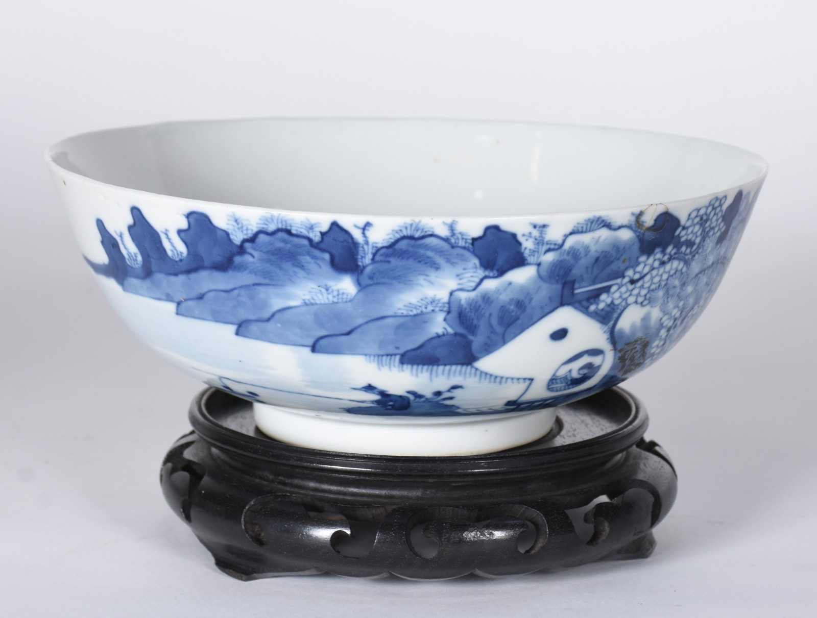 Bowl de porcelana chinesa decorado com paisagem e pássaros em azul e... - foto 1 de 8