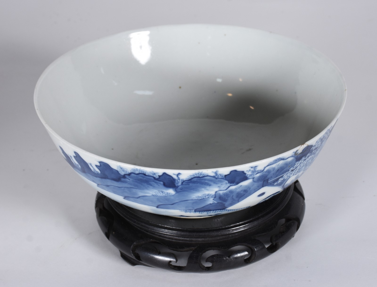 Bowl de porcelana chinesa decorado com paisagem e pássaros em azul e... - foto 2 de 8