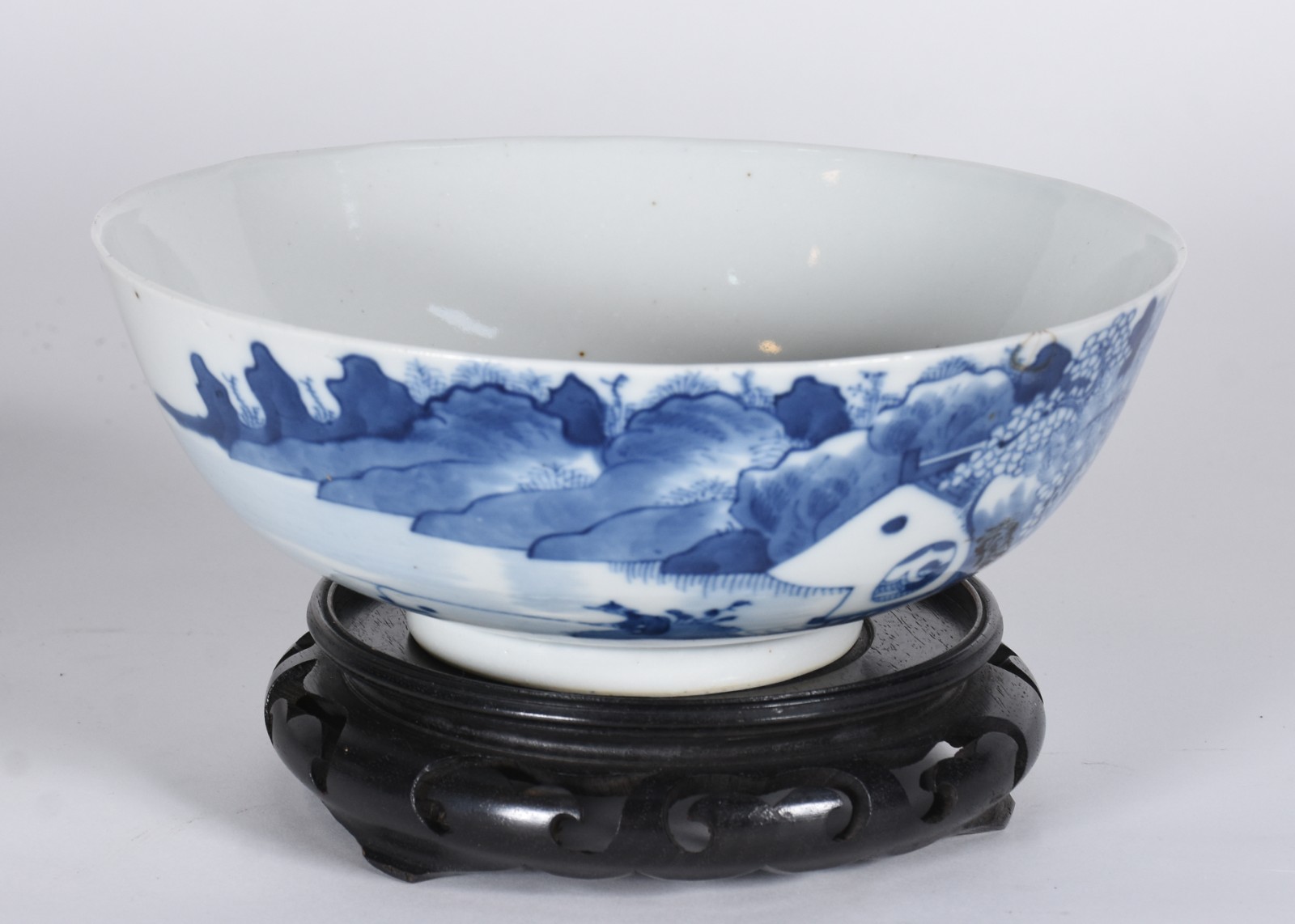 Bowl de porcelana chinesa decorado com paisagem e pássaros em azul e... - foto 3 de 8