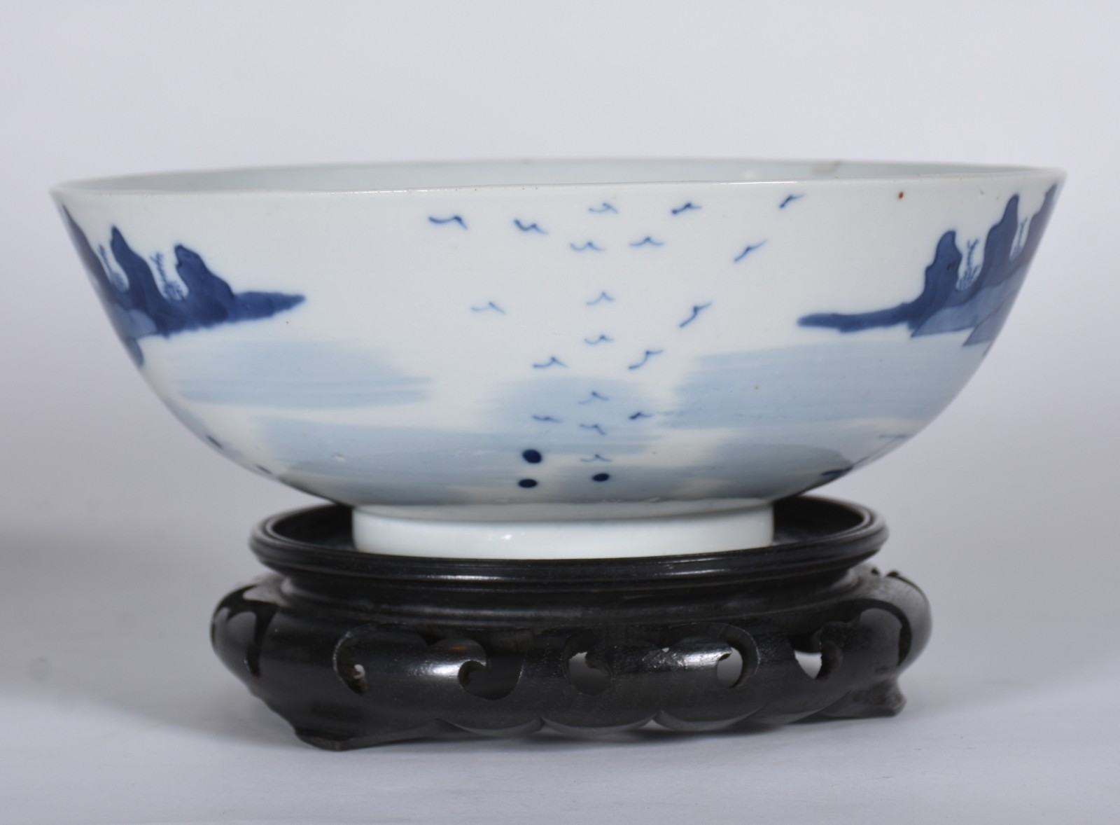 Bowl de porcelana chinesa decorado com paisagem e pássaros em azul e... - foto 4 de 8