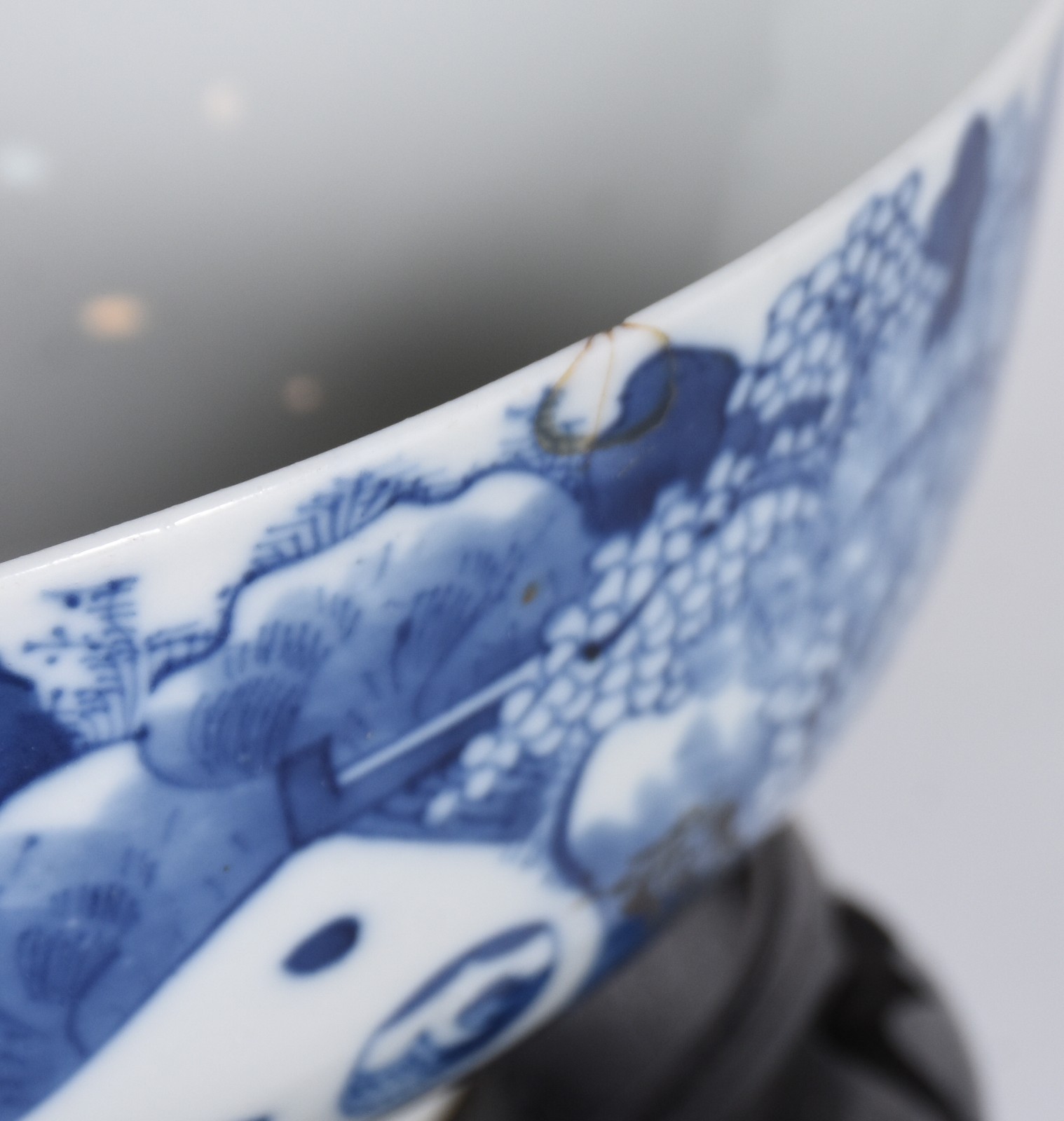 Bowl de porcelana chinesa decorado com paisagem e pássaros em azul e... - foto 5 de 8