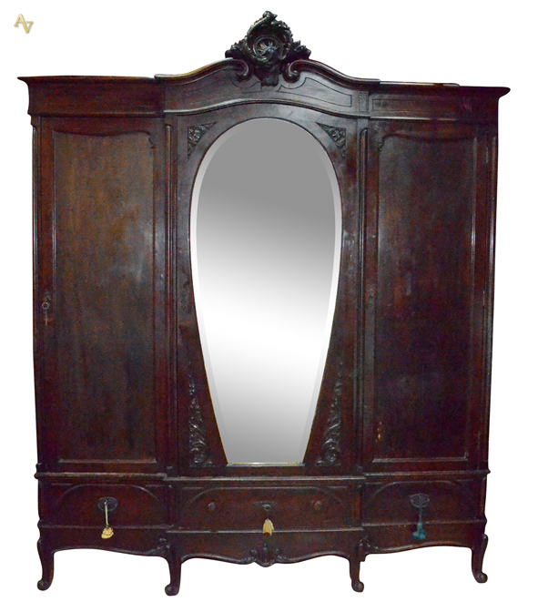 Armário de madeira nobre com 3 portas, espelho central de cristal...