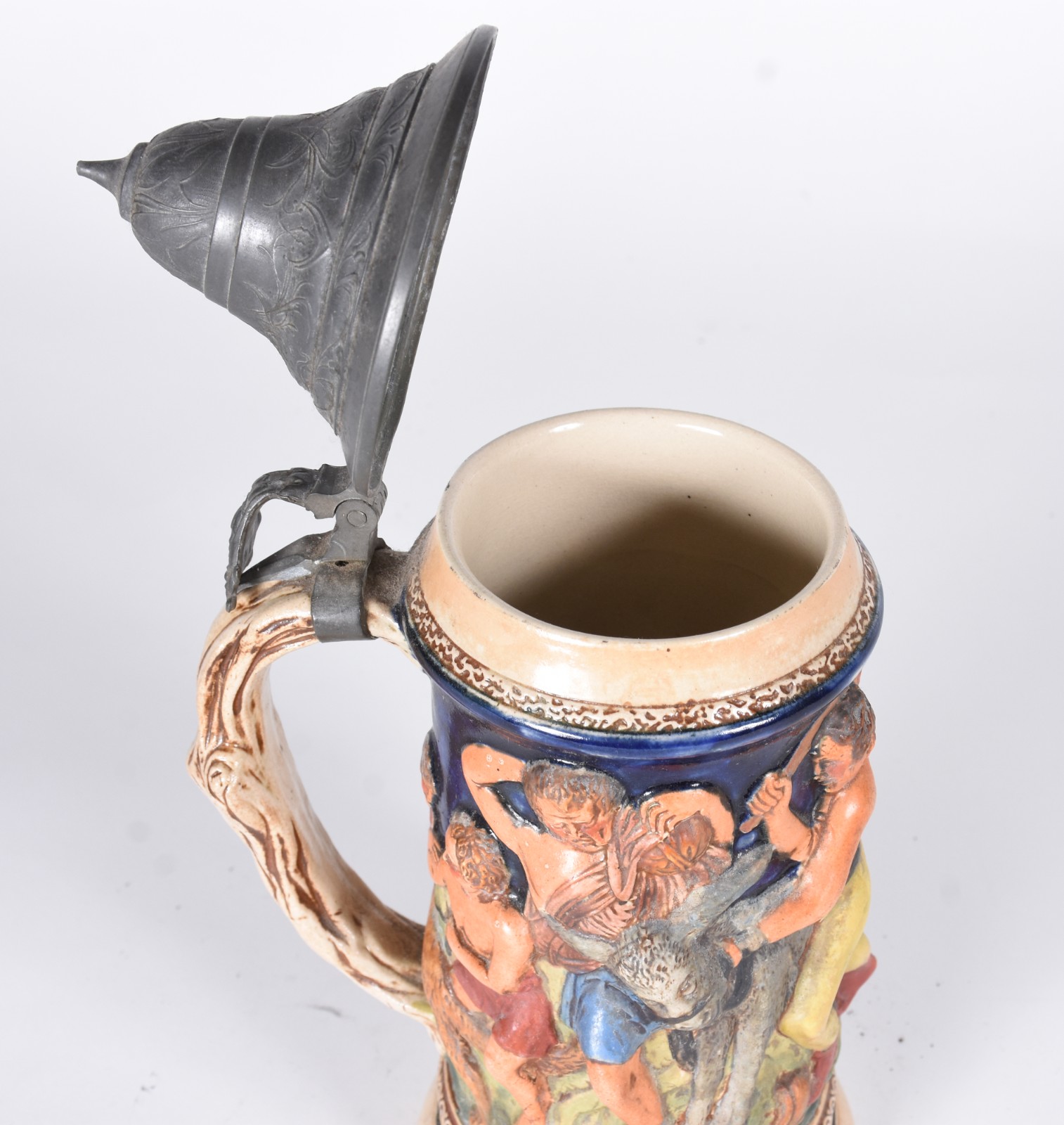 Caneca de cerâmica alemã com figuras em relevo policromado e tampa de... - foto 3 de 6